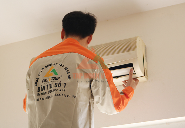 Thợ kỹ thuật vệ sinh điều hòa tại nhà