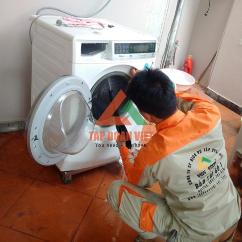 Sửa máy giặt tại nhà cho khách - Tập Đoàn Việt