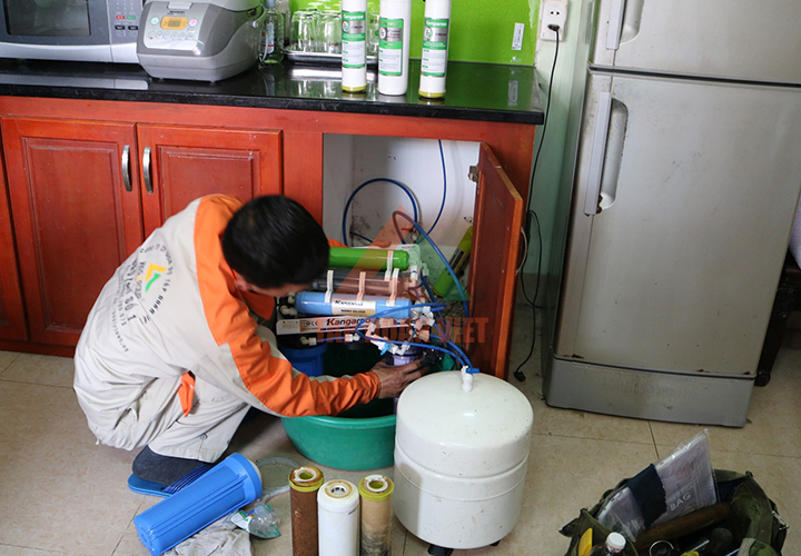 Thợ kỹ thuật Tập Đoàn Việt bảo dưỡng máy lọc nước tại nhà