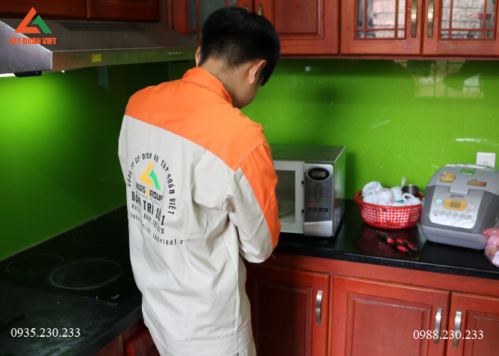 Nhân viên Tập Đoàn Việt sửa lò vi sóng tại nhà khách hàng
