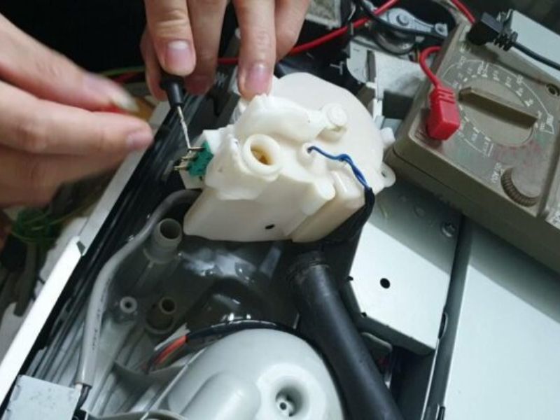 Nguyên nhân máy rửa bát báo lỗi E1 và cách sửa chuẩn thợ