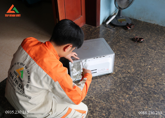 Khi nào cần gọi thợ sửa lò vi sóng chuyên nghiệp